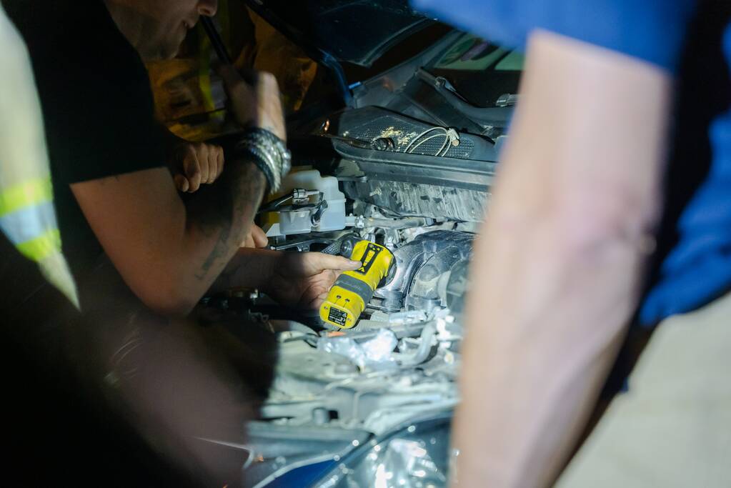 Poes Luna houdt brandweermannen en berger uren zoet met auto