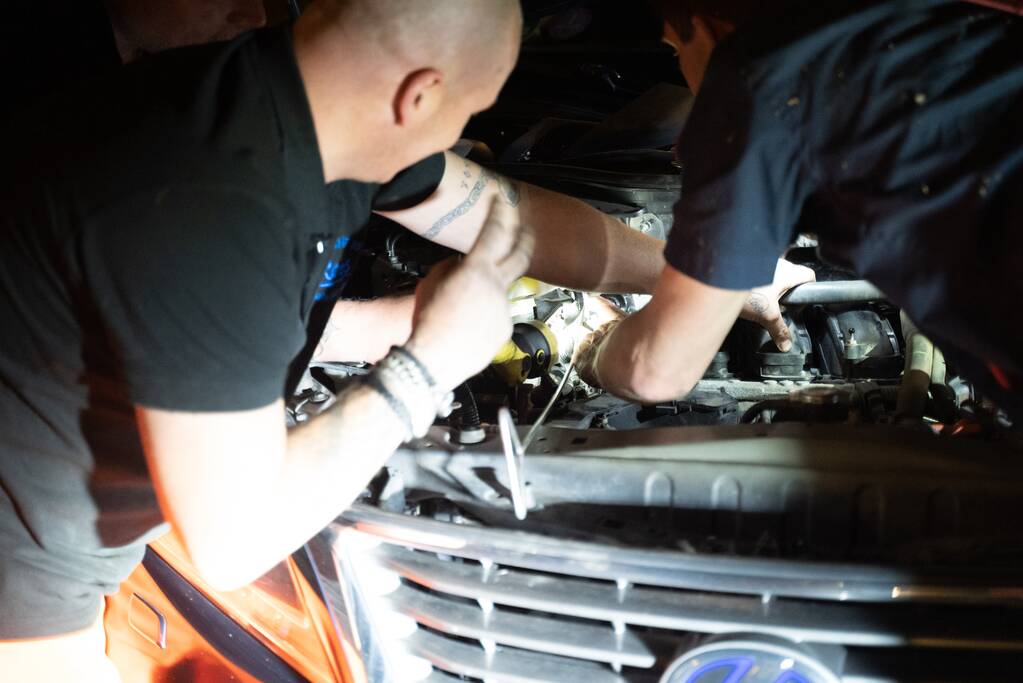 Poes Luna houdt brandweermannen en berger uren zoet met auto