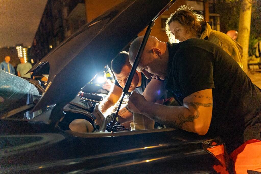 Poes Luna houdt brandweermannen en berger uren zoet met auto