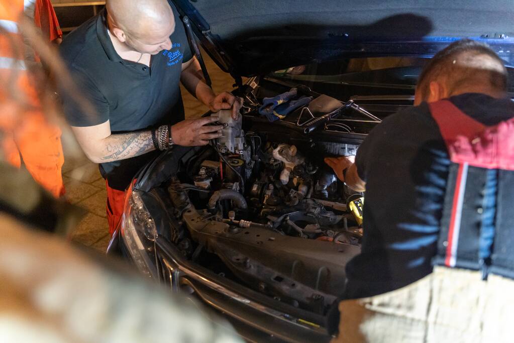 Poes Luna houdt brandweermannen en berger uren zoet met auto