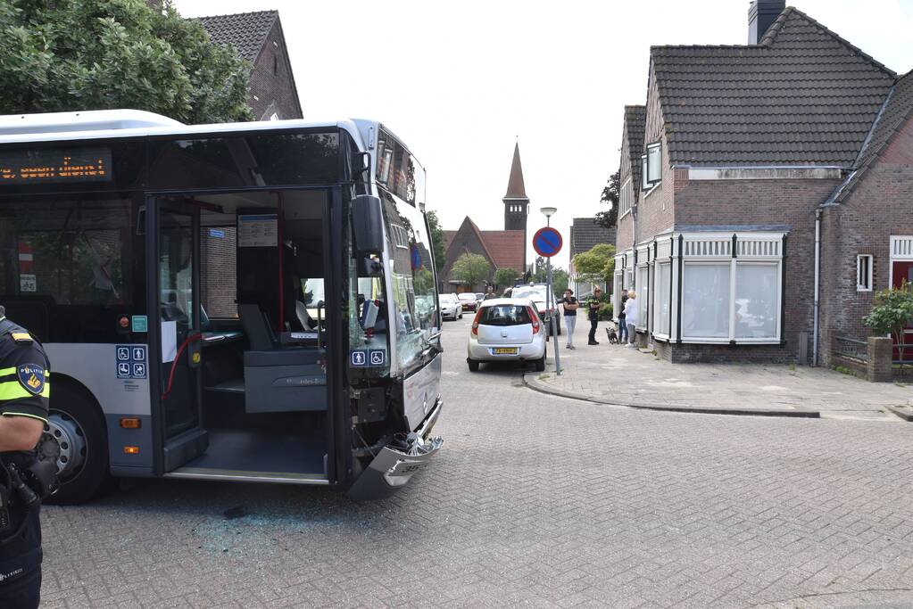 Forse schade bij aanrijding tussen lijnbus en personenauto
