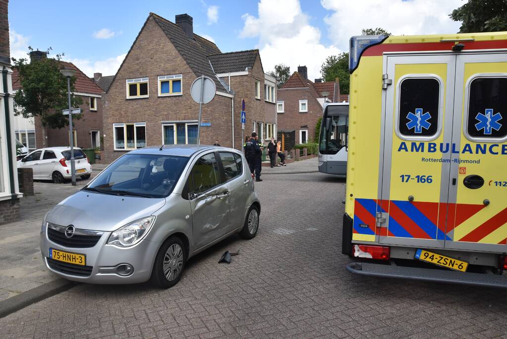 Forse schade bij aanrijding tussen lijnbus en personenauto