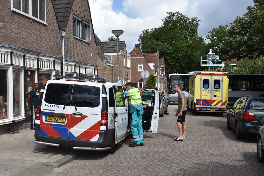 Forse schade bij aanrijding tussen lijnbus en personenauto