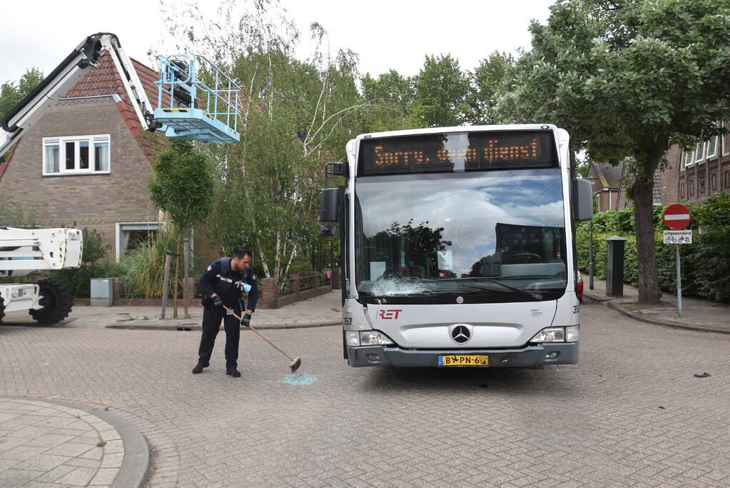 Forse schade bij aanrijding tussen lijnbus en personenauto