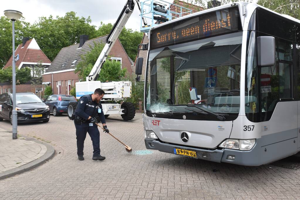 Forse schade bij aanrijding tussen lijnbus en personenauto