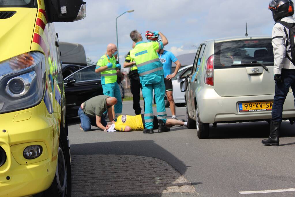 Wielrenner gewond na botsing met auto