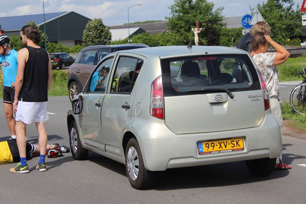 Wielrenner gewond na botsing met auto