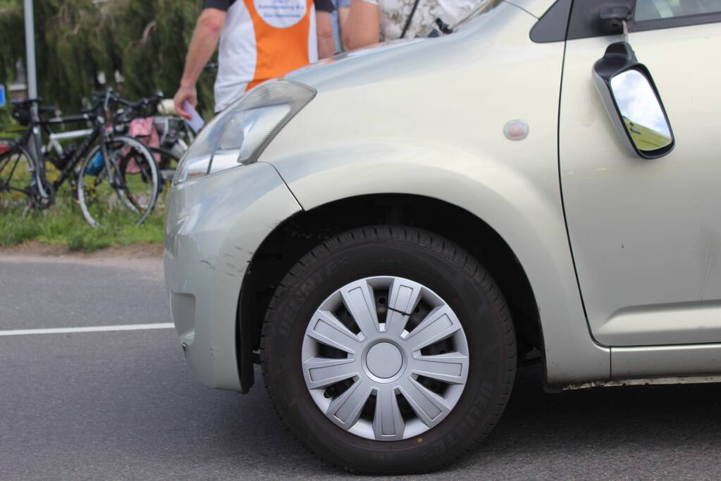 Wielrenner gewond na botsing met auto