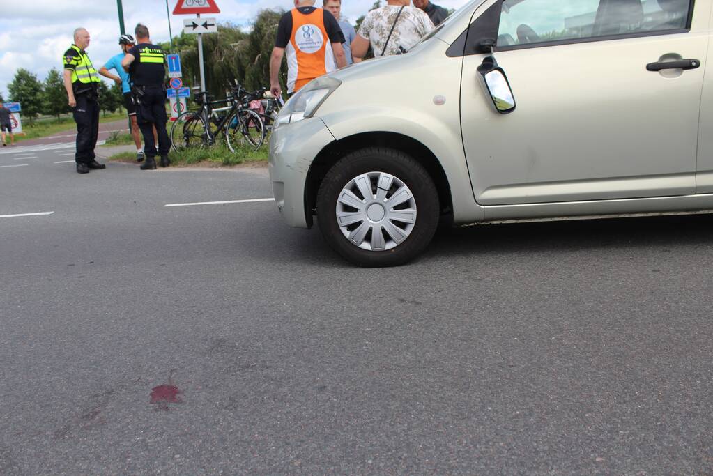 Wielrenner gewond na botsing met auto
