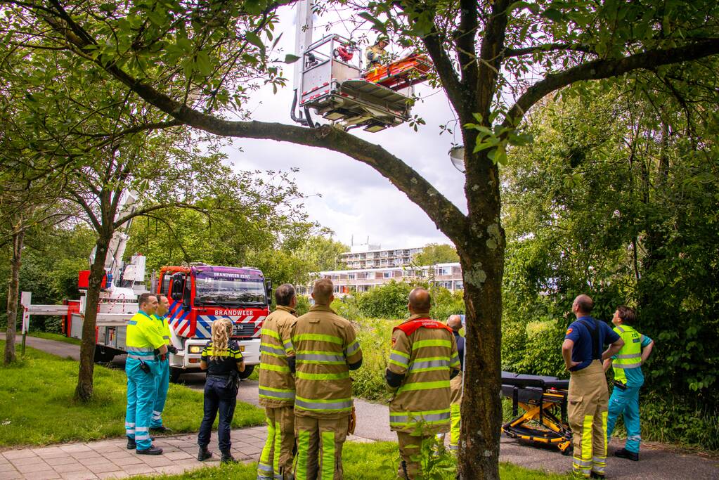 Bejaarde door medebewoners uit woning gered