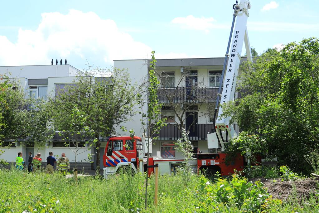 Bejaarde door medebewoners uit woning gered