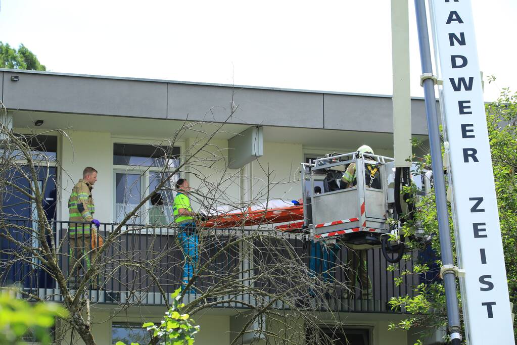 Bejaarde door medebewoners uit woning gered