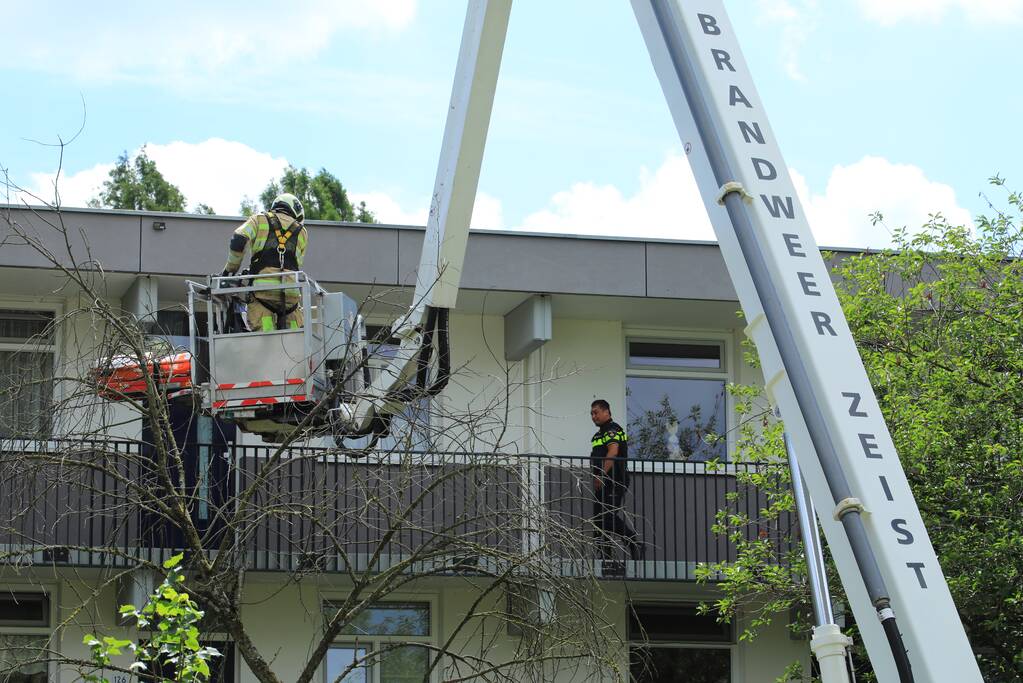 Bejaarde door medebewoners uit woning gered