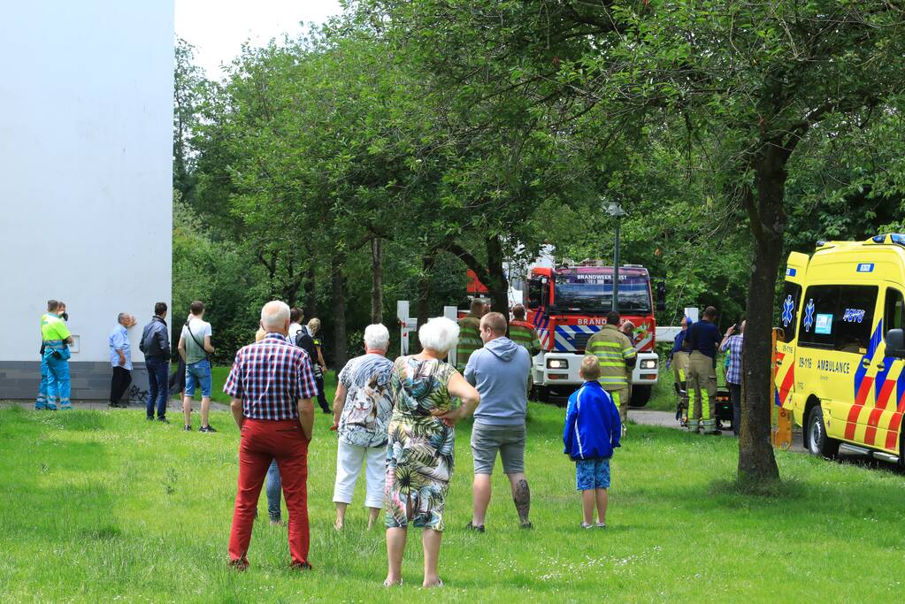 Bejaarde door medebewoners uit woning gered