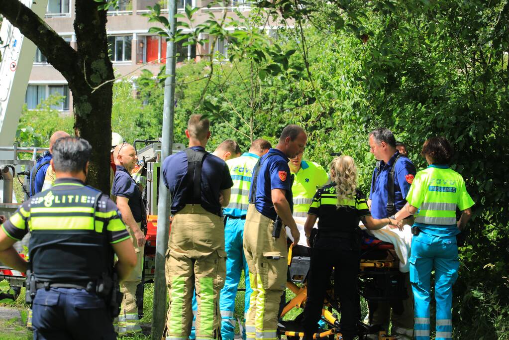 Bejaarde door medebewoners uit woning gered