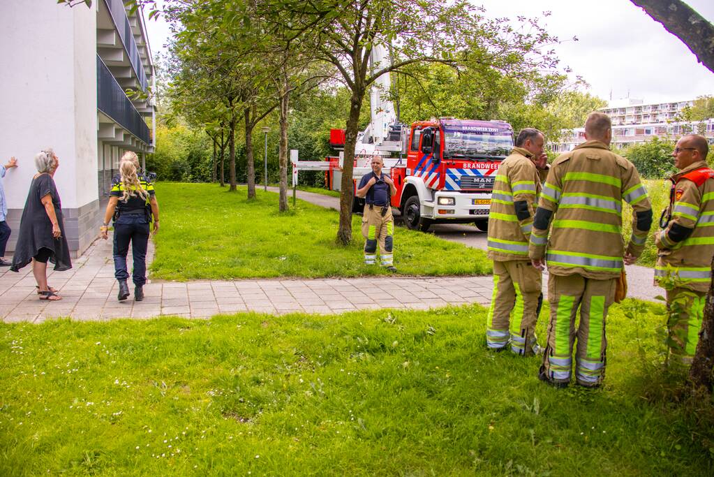 Bejaarde door medebewoners uit woning gered