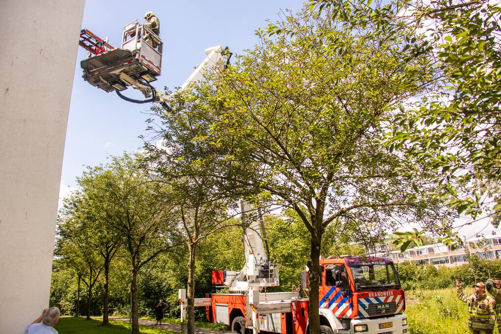 Bejaarde door medebewoners uit woning gered