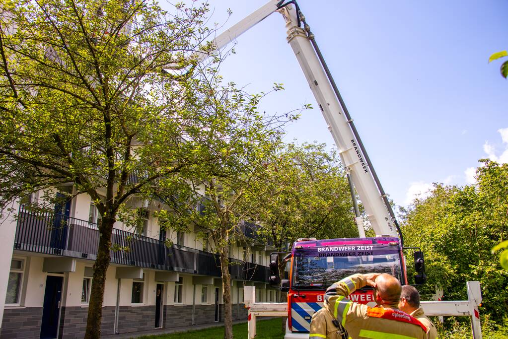 Bejaarde door medebewoners uit woning gered