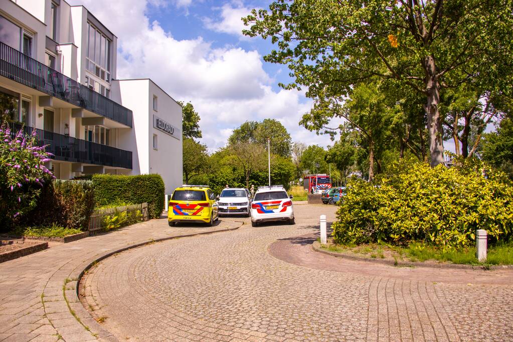 Bejaarde door medebewoners uit woning gered