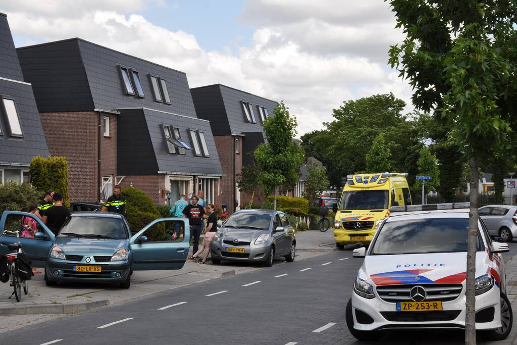 Twee auto's botsen met elkaar