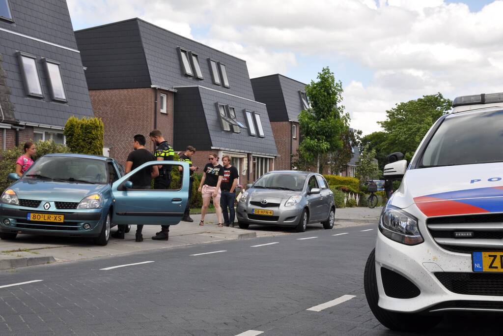 Twee auto's botsen met elkaar