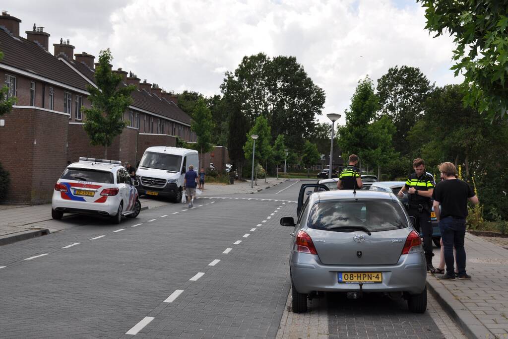Twee auto's botsen met elkaar