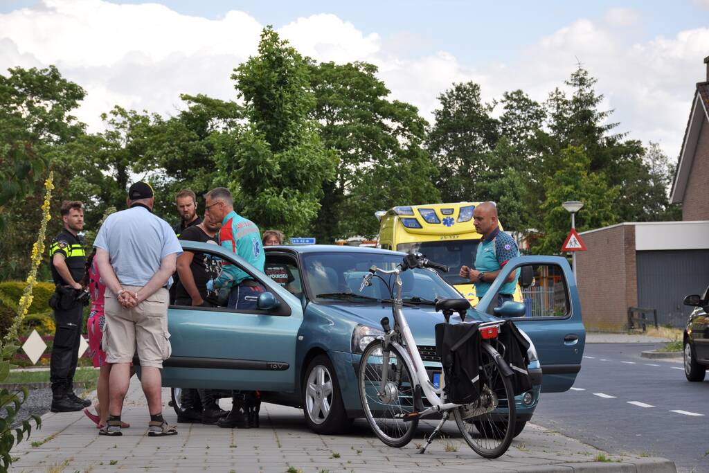 Twee auto's botsen met elkaar