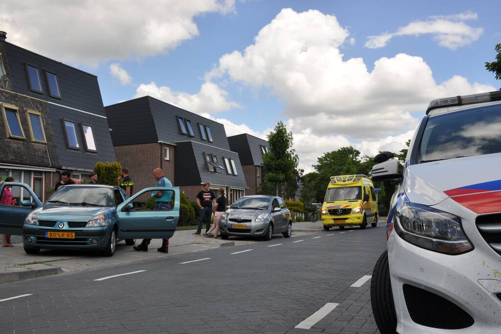 Twee auto's botsen met elkaar