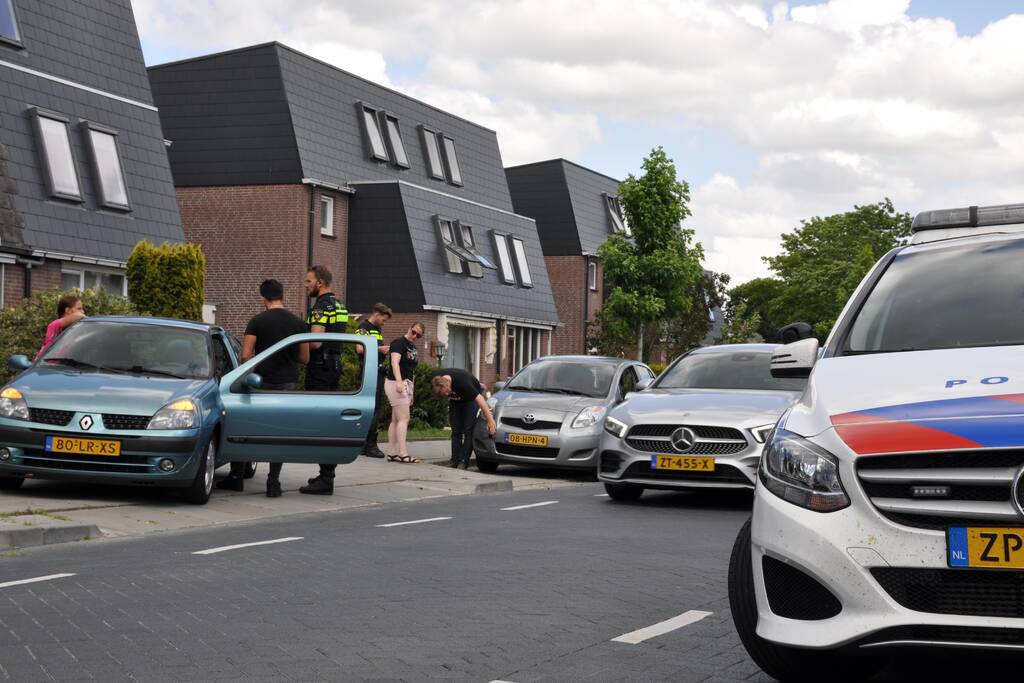 Twee auto's botsen met elkaar