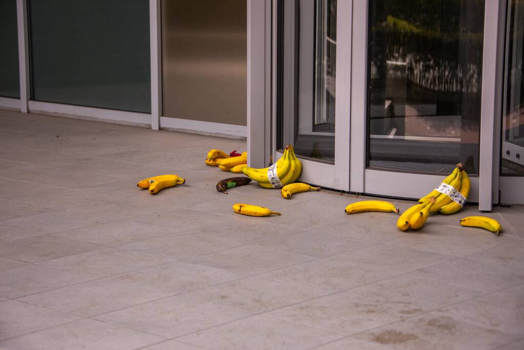 Rechtbank Amersfoort gebarricadeerd door vele bananen