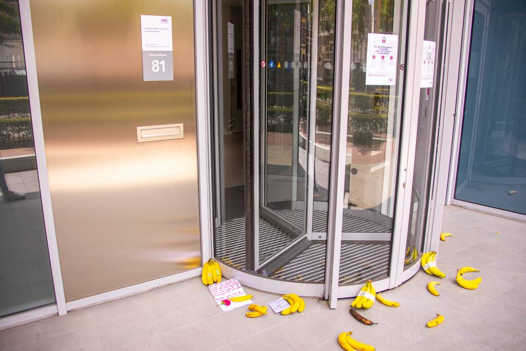 Rechtbank Amersfoort gebarricadeerd door vele bananen