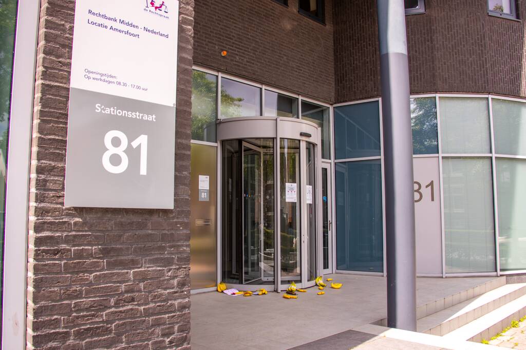 Rechtbank Amersfoort gebarricadeerd door vele bananen