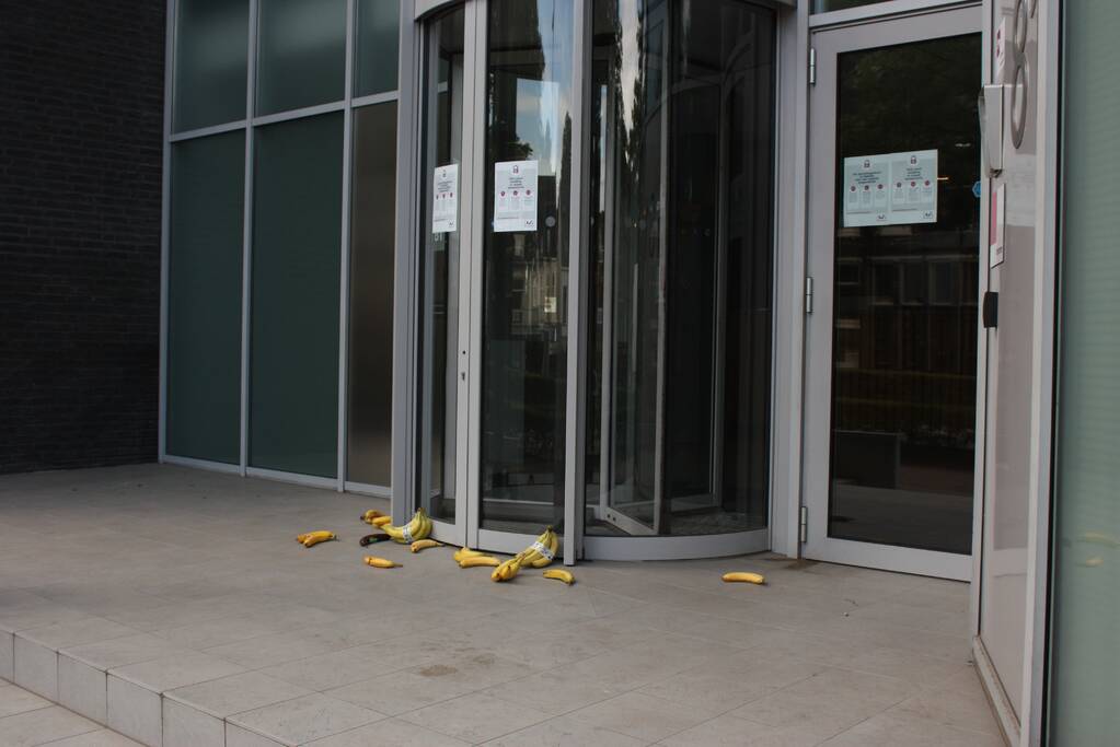 Rechtbank Amersfoort gebarricadeerd door vele bananen