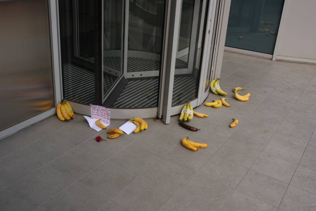 Rechtbank Amersfoort gebarricadeerd door vele bananen