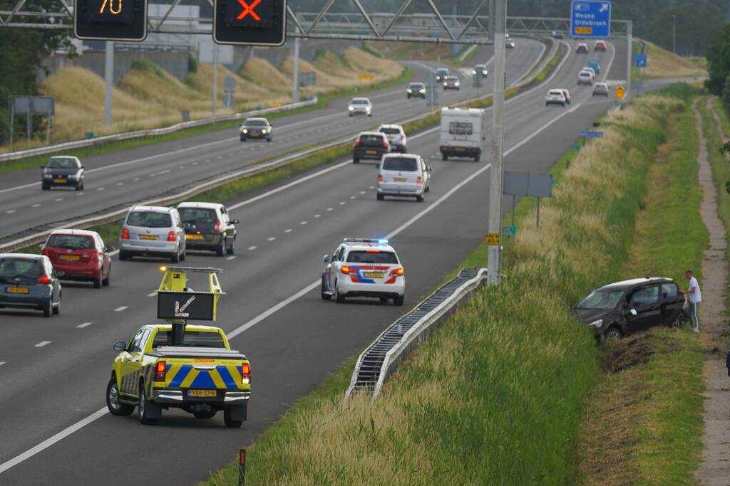 Auto belandt in greppel naast snelweg