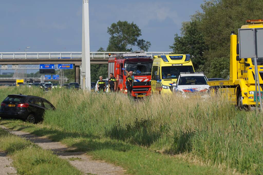 Auto belandt in greppel naast snelweg