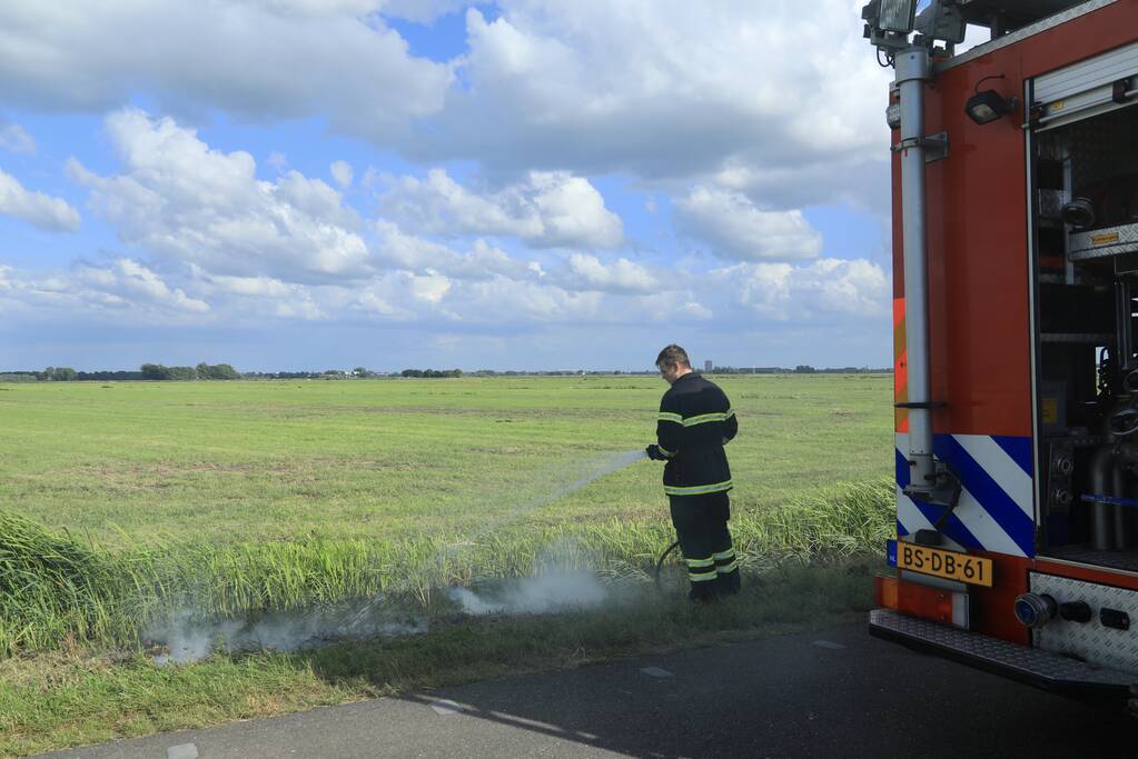 Berm vliegt in brand in buitengebied