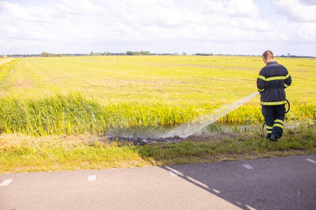 Berm vliegt in brand in buitengebied