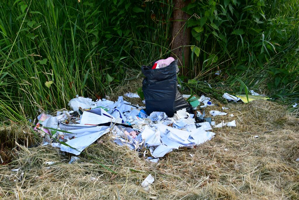 Oud papier met schoolwerken gedumpt op parkeerplaats Gelderse Hout