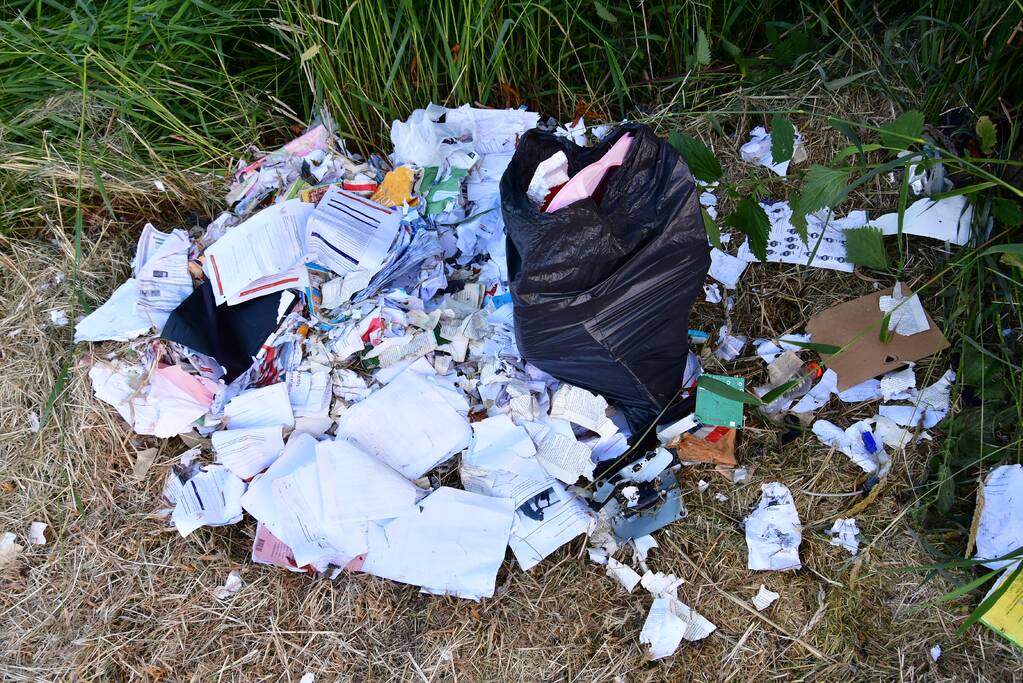 Oud papier met schoolwerken gedumpt op parkeerplaats Gelderse Hout