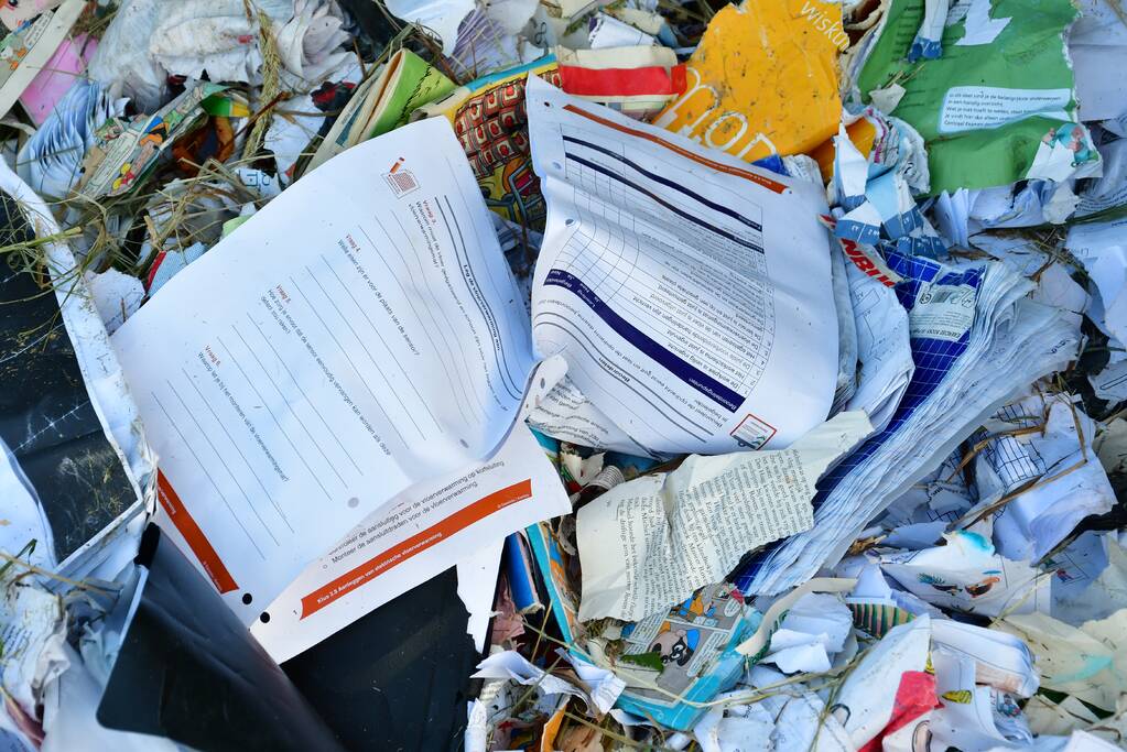 Oud papier met schoolwerken gedumpt op parkeerplaats Gelderse Hout