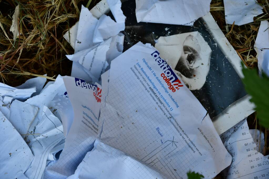 Oud papier met schoolwerken gedumpt op parkeerplaats Gelderse Hout