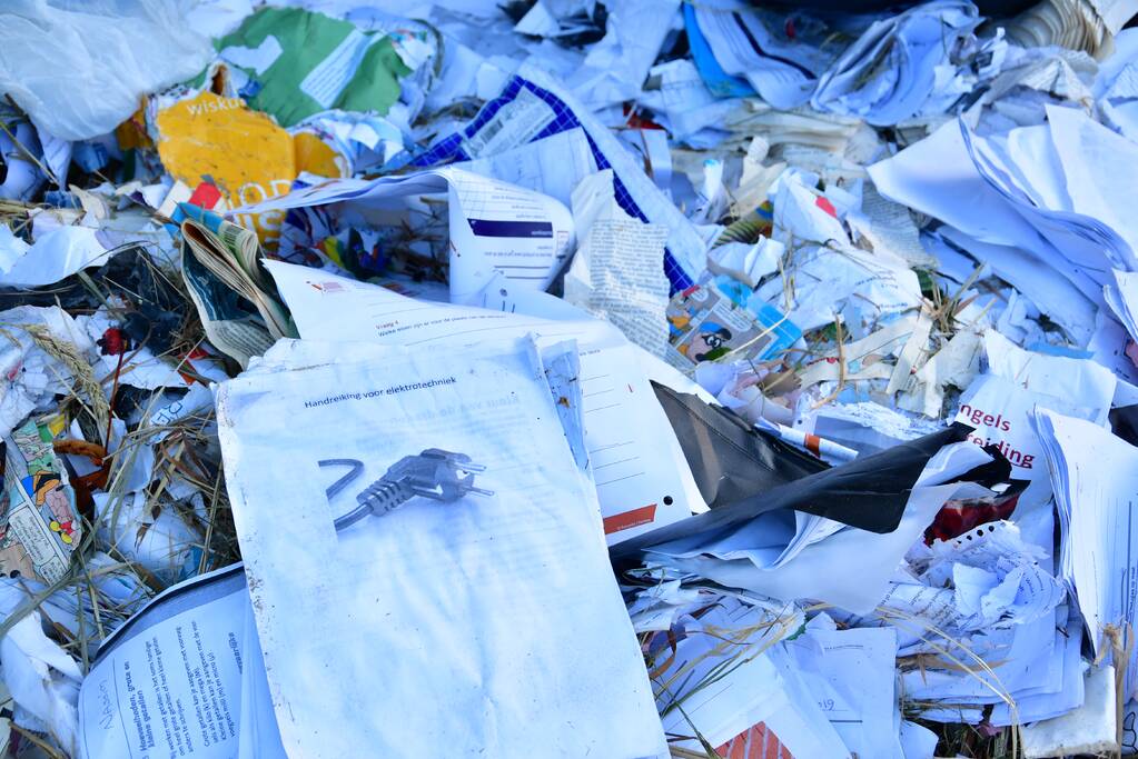 Oud papier met schoolwerken gedumpt op parkeerplaats Gelderse Hout