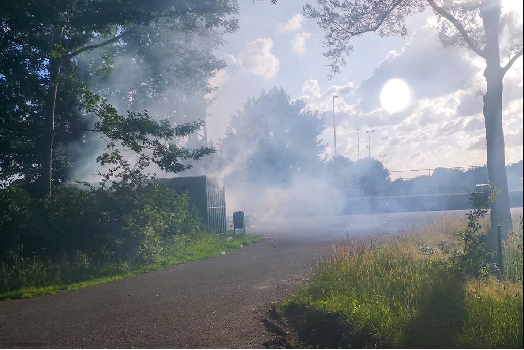 Container op parkeerplaats in brand