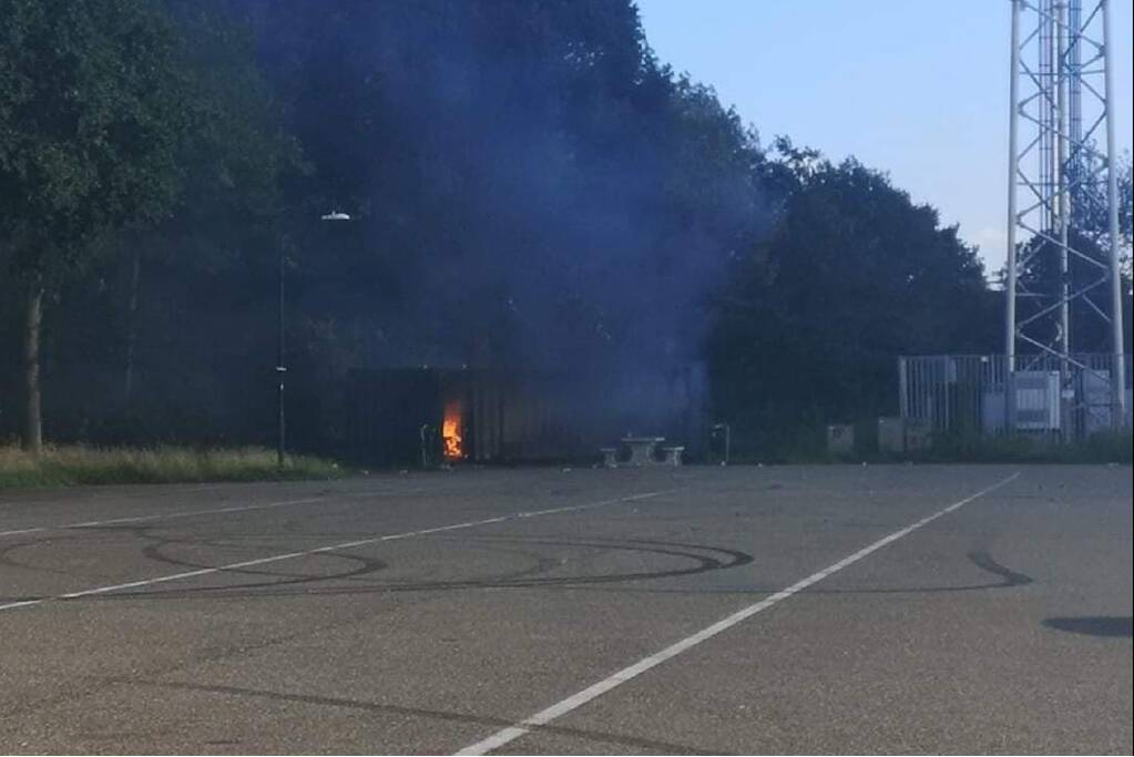 Container op parkeerplaats in brand