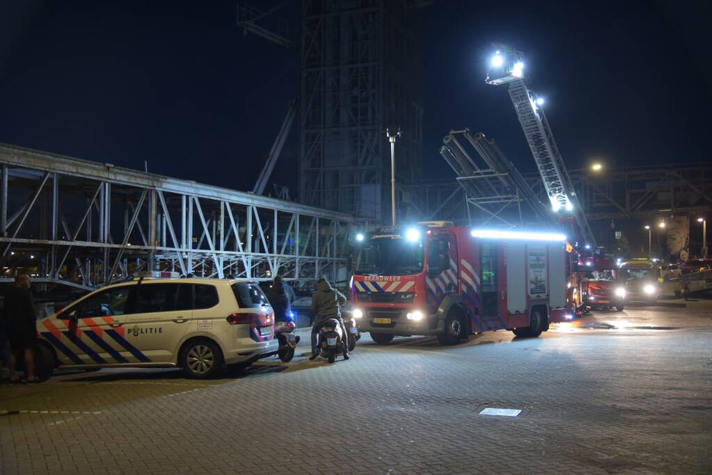 Omstanders halen persoon uit te water geraakte auto