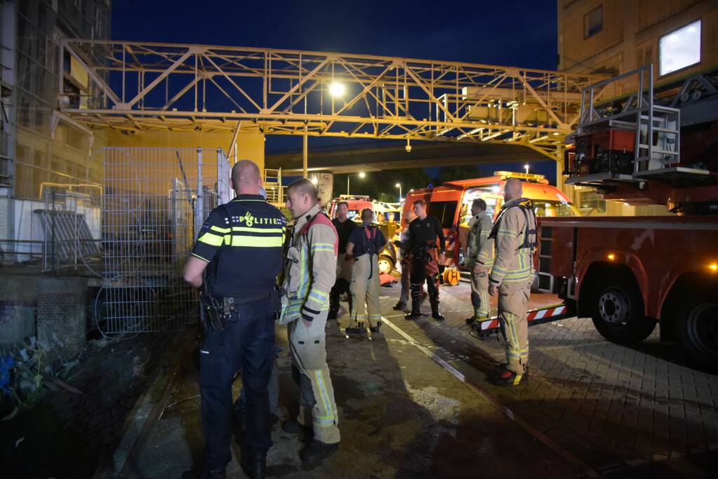 Omstanders halen persoon uit te water geraakte auto