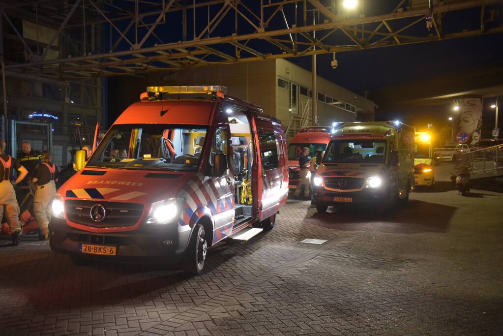 Omstanders halen persoon uit te water geraakte auto