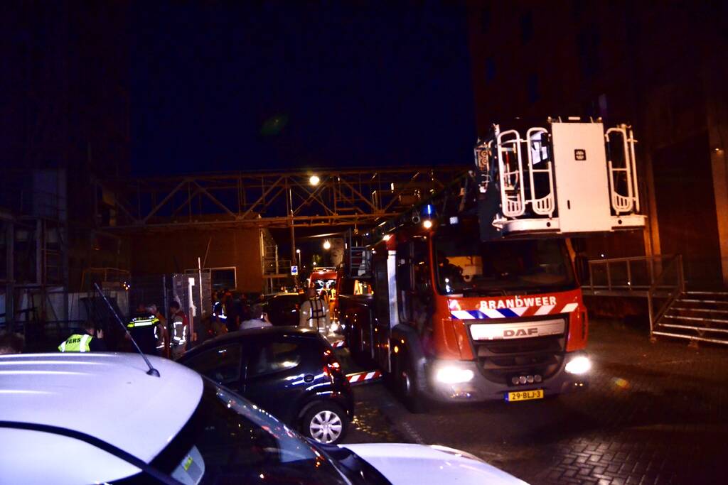 Omstanders halen persoon uit te water geraakte auto