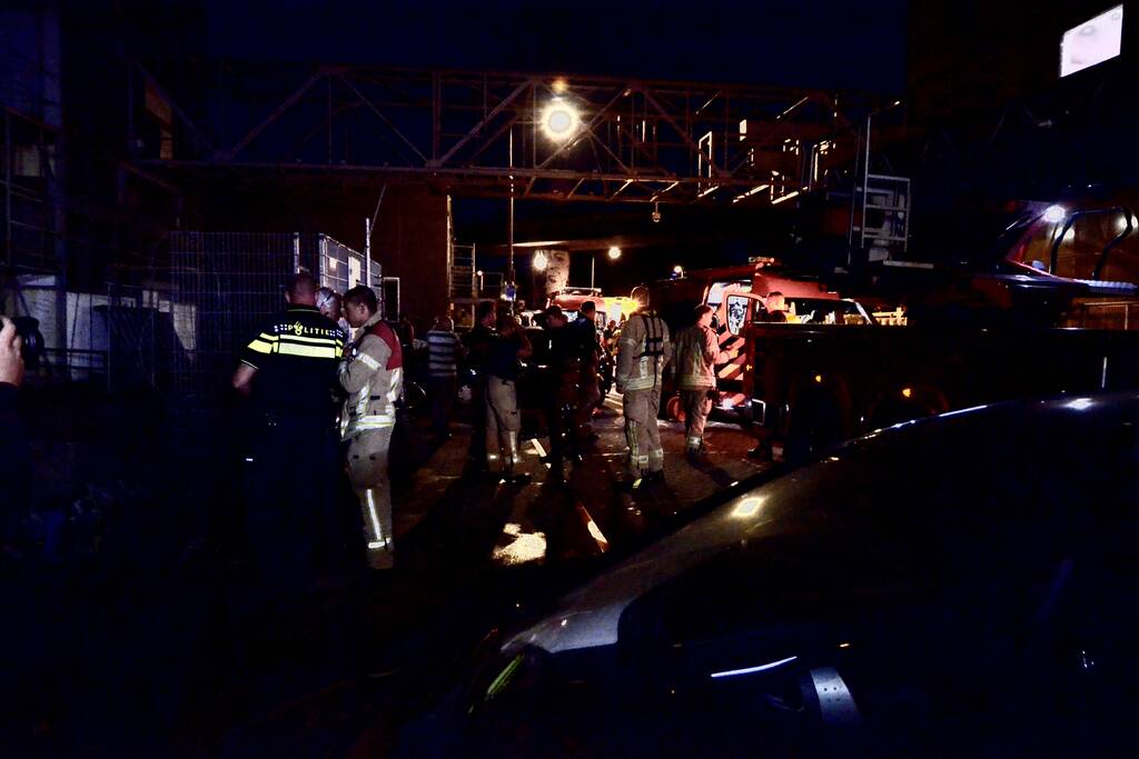 Omstanders halen persoon uit te water geraakte auto